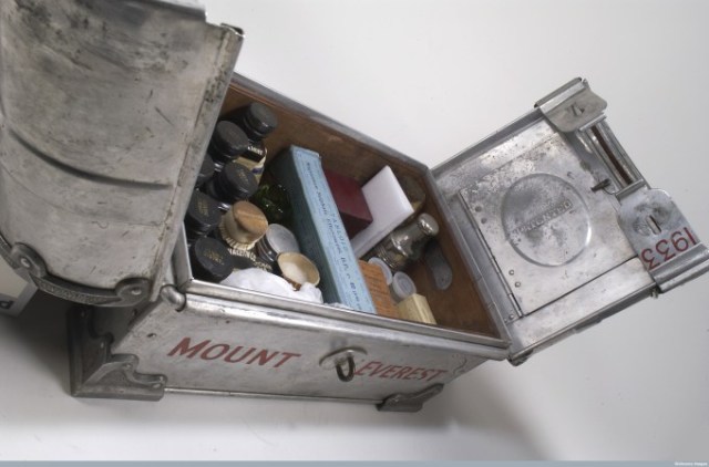 L0035747 Tabloid medicine chest used on 1933 Mount Everest Expedition Credit: Wellcome Library, London. 